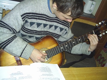 Ильгиз играет на моей гитаре