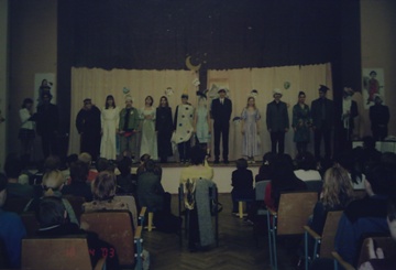 Начало спектакля "Принцесса Турандот" по пьесе К.Гоцци - Артисты выстроились перед зрителями